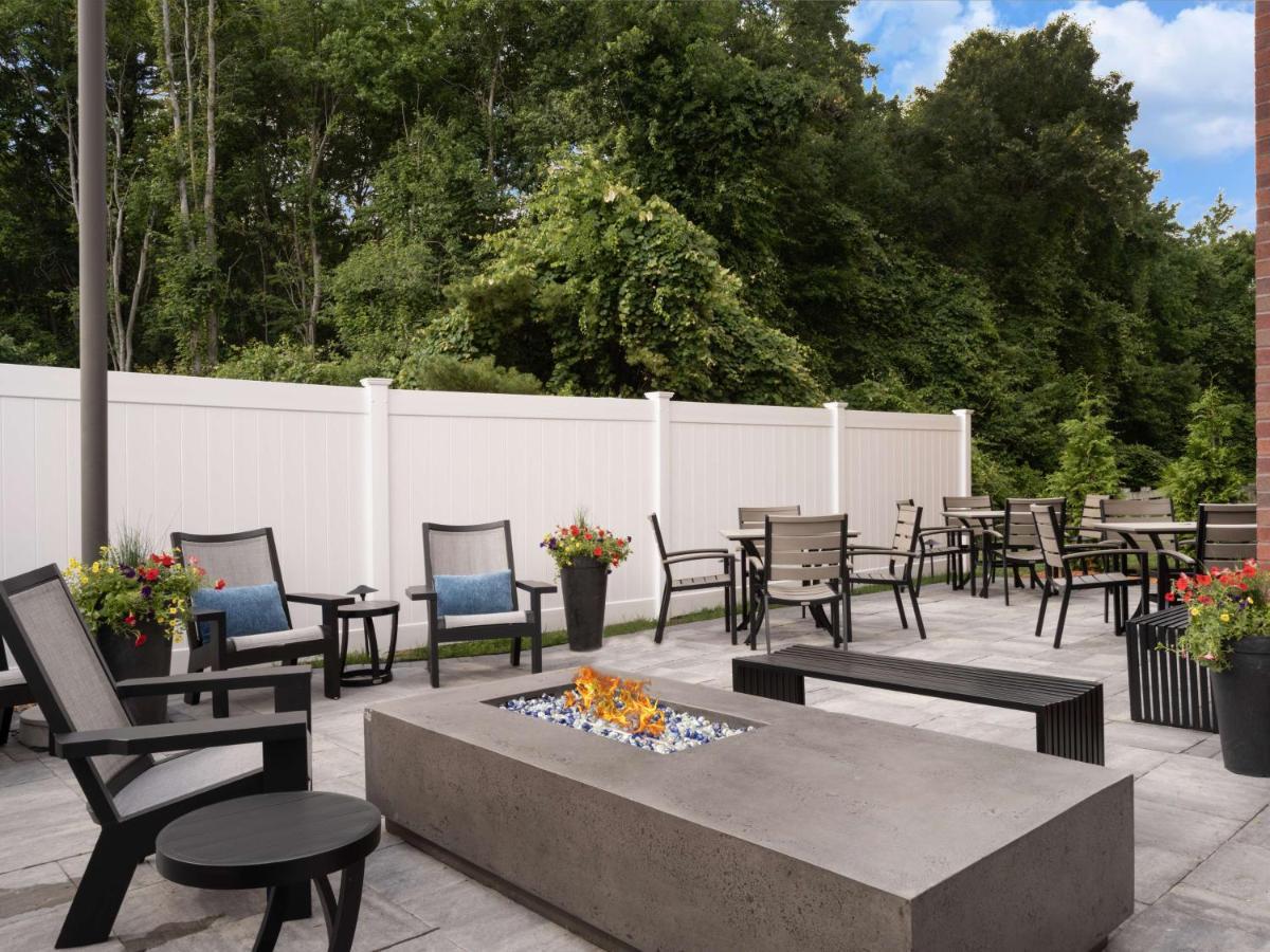 Hampton Inn Raynham-Taunton Bagian luar foto